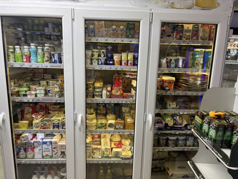 Vitrina verticala mezeluri lactate