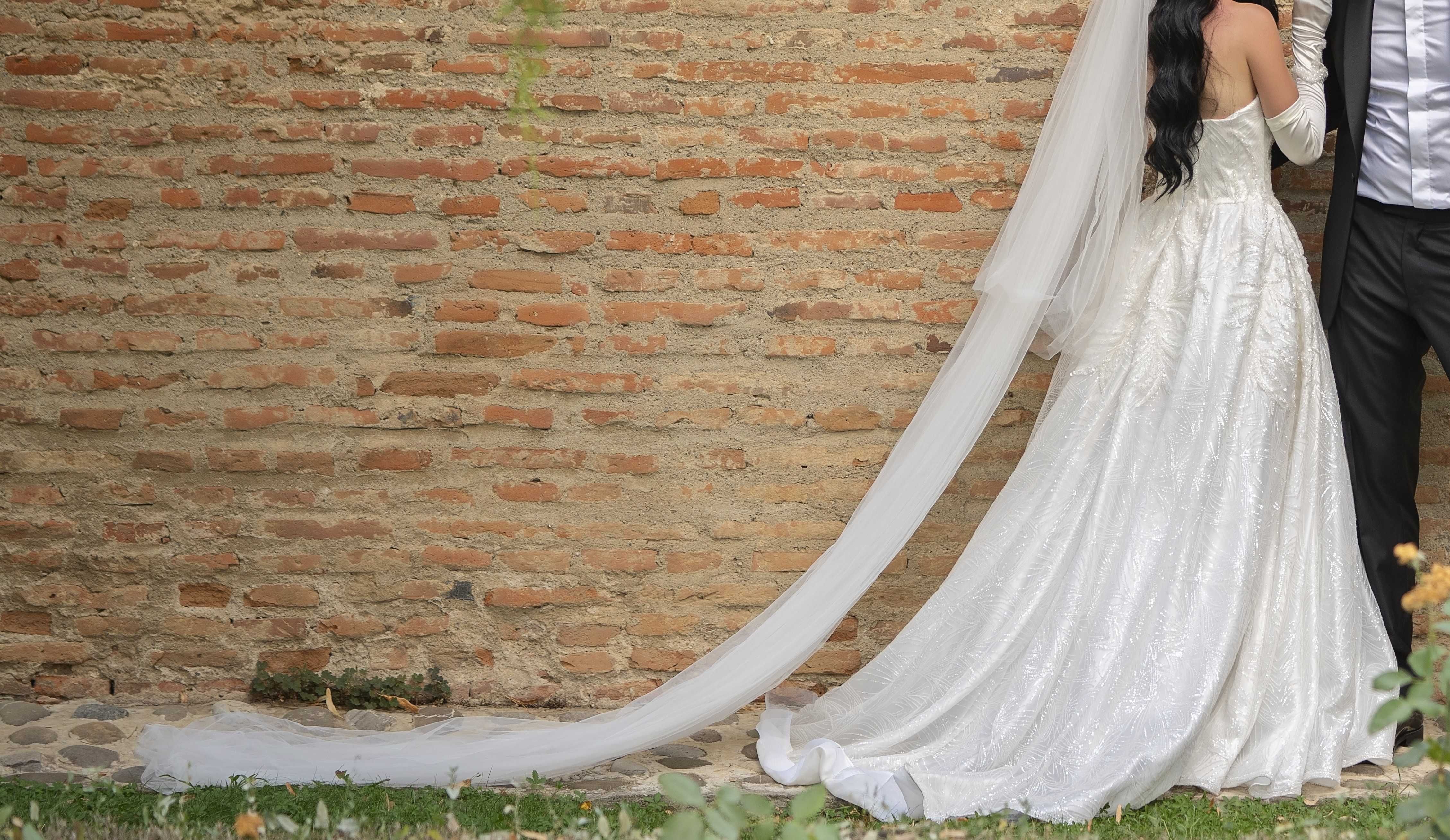 Rochie de mireasa brodata , stil printesa, cu manusi