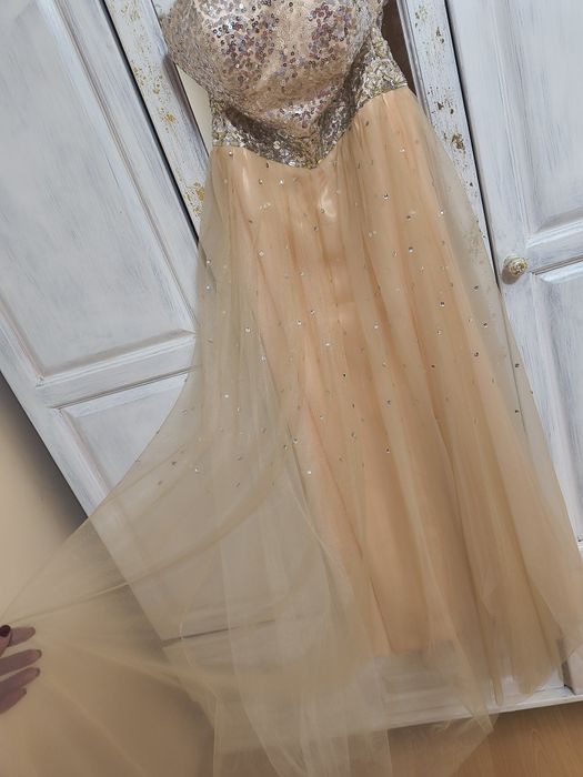 Рокля с пайети в прасковен цвят
