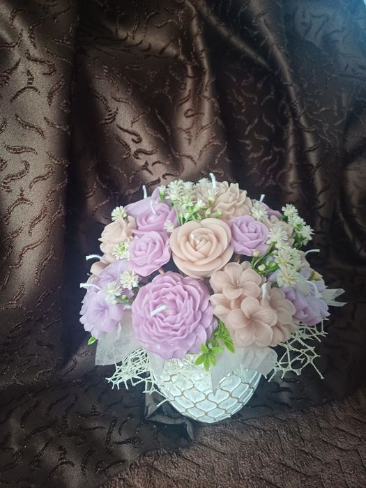 Ornament din florii din ceara.