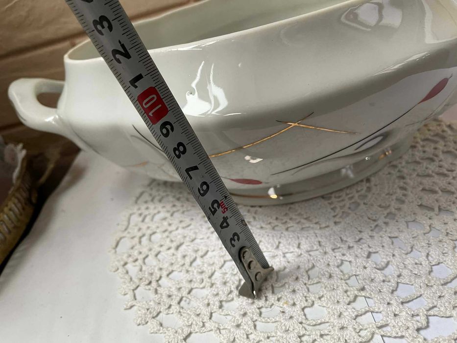 Красив голям и стар български супник на Изида с рисувани шипки