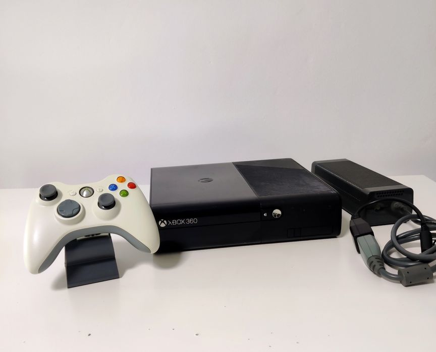 Xbox 360 E 250GB + Controller + Alimentator – Funcțional