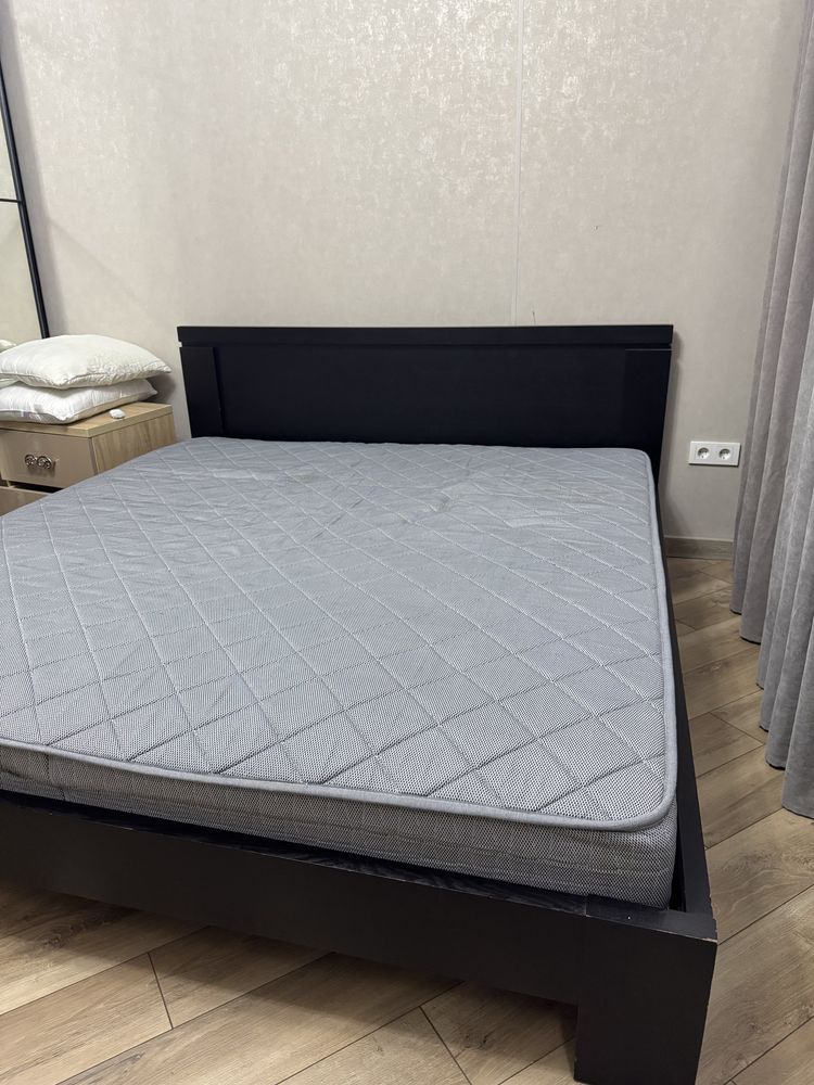 Продам двухспальную кровать с матрасом