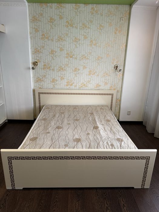 Продается спальняя гарнитур( комплект)