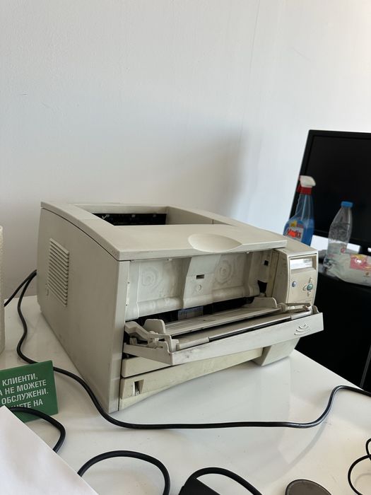Продавам принтер HP LaserJet 2300n