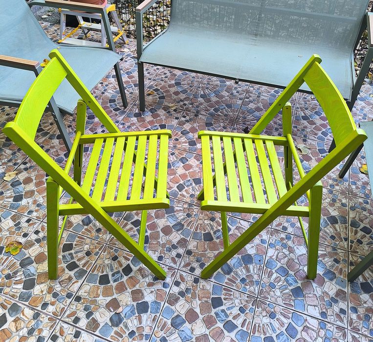 Vând două scaune pliabile verzi, din lemn tratat împotriva umezelii