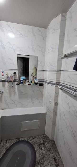 Srochna kvartira sotiladi