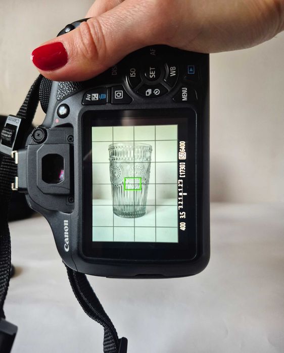 Canon 1200D + accesorii: (obiectiv 18-55mm si gentuta)