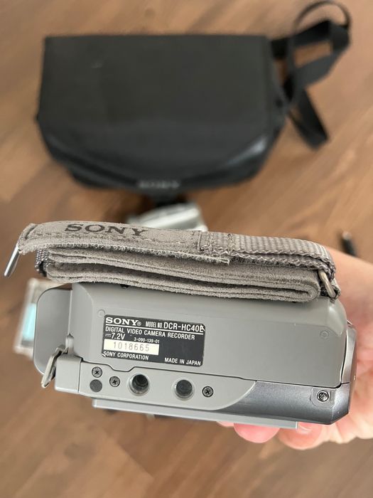 Vând cameră de filmat Sony digitală cu casetă  mică