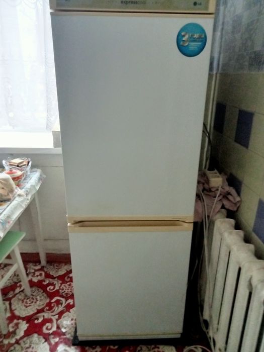 Продам холодильник.холодильник рабочи,морозит.