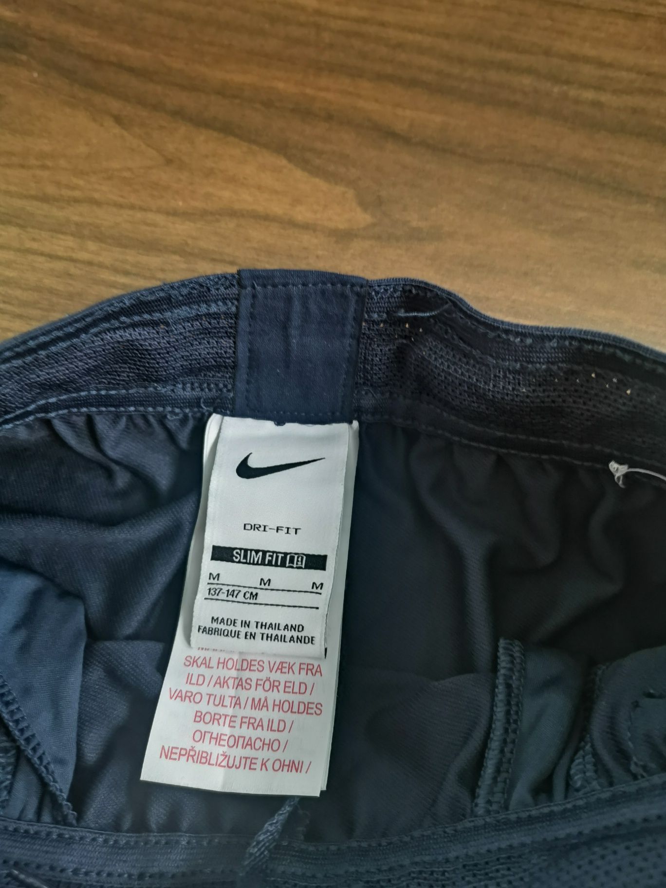 Vând pantaloni Nike pentru  copii