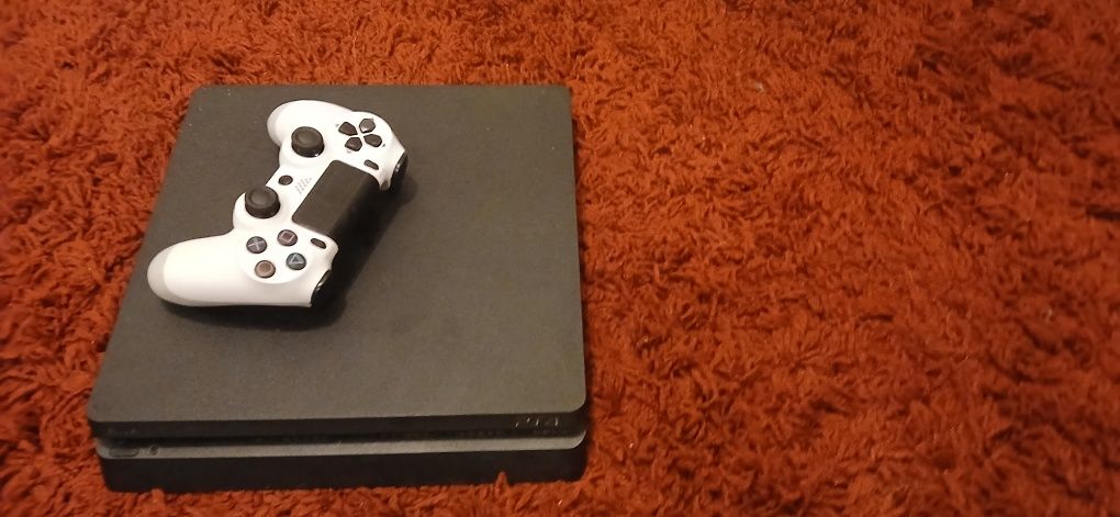 Văd ps4 670lei  foarte bun