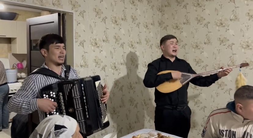 Әнші,домбра баян .музикант.өлең айту .ән айту