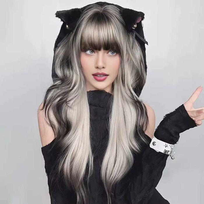 Косплей аниме дълга сребристо сива перука с тъмни краища и бретон