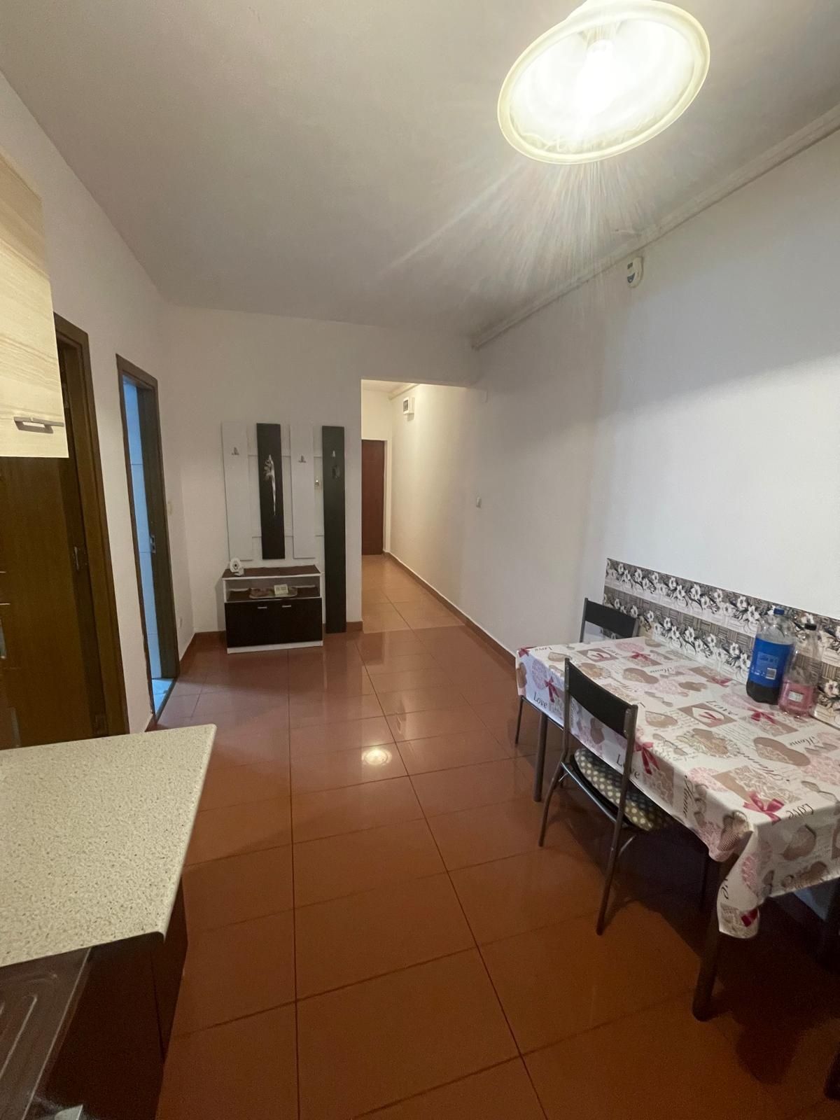 Închiriez apartament cu 2 camere bloc nou