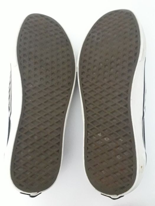 Vand doua perechi de adidasi