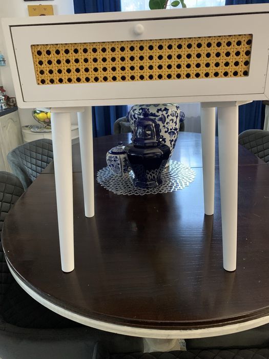 Бели нощни шкафчета