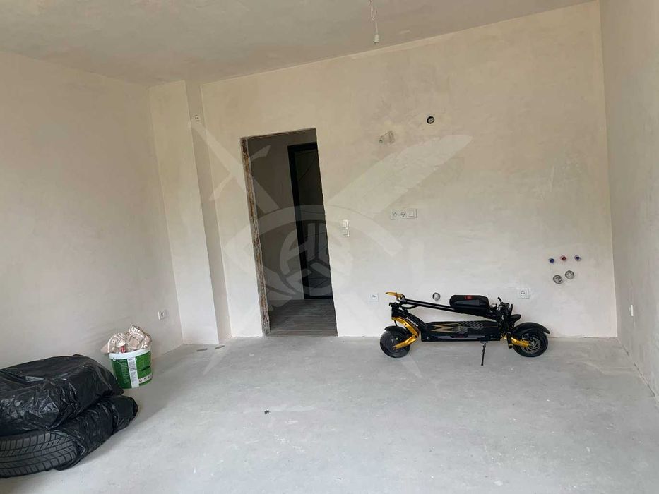 Продава се Едностаен апартамент в Варна, Изгрев - 35 кв.м за 2350 €/кв.м - Снимка #1