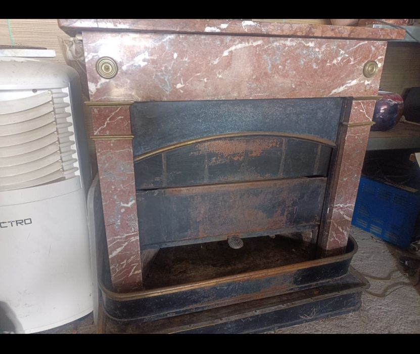 Semineu vintage marmura rosiatica si metal