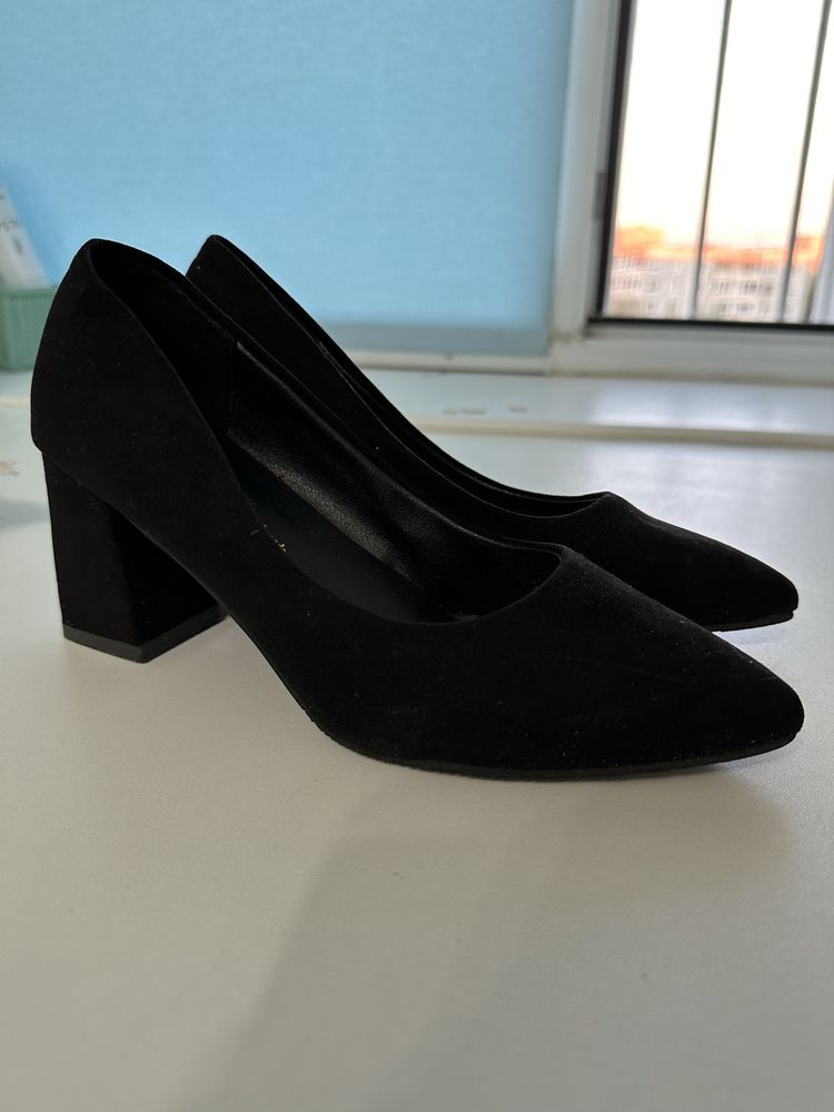 Черные туфли с каблуками