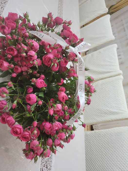 Цветы в корзине  свеживые кустовые в корзине