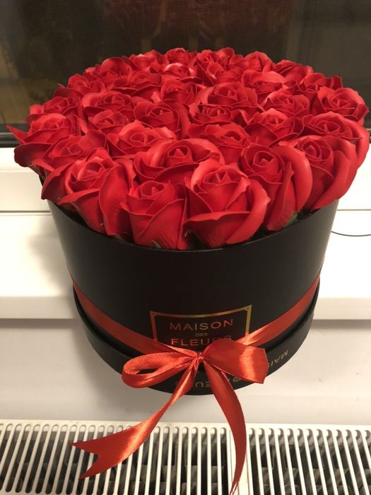 Cutie cu trandafiri rosii