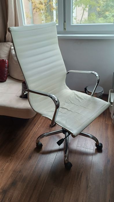 Бял офис стол за бюро с падащ механизъм