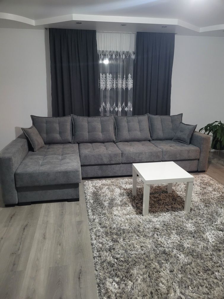 Draperii gri inchis