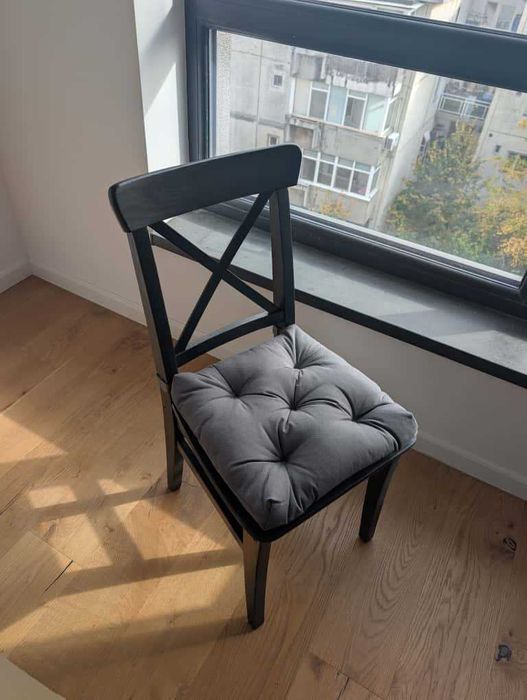 Scaun Rosentorp IKEA negru + perna Malinda gri (4 buc)