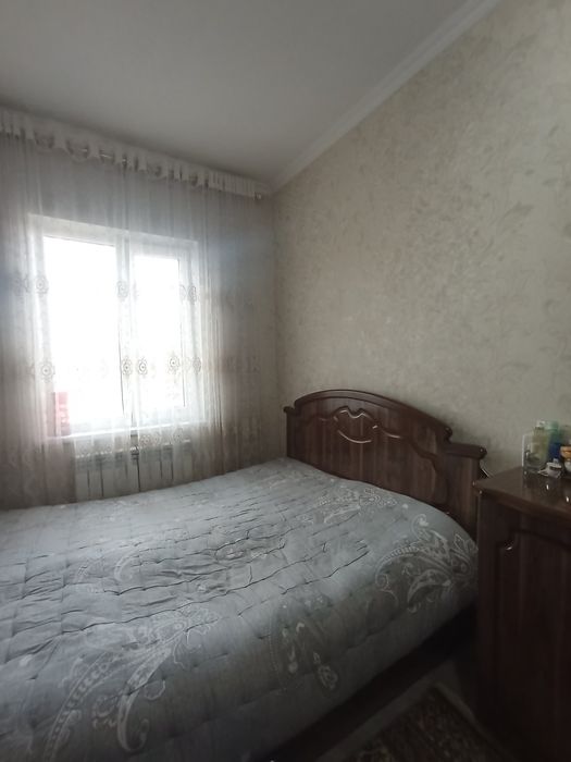 Спальный гарнитур 
Кровать с матрацем 2,0 х1,70
Комод с зеркал