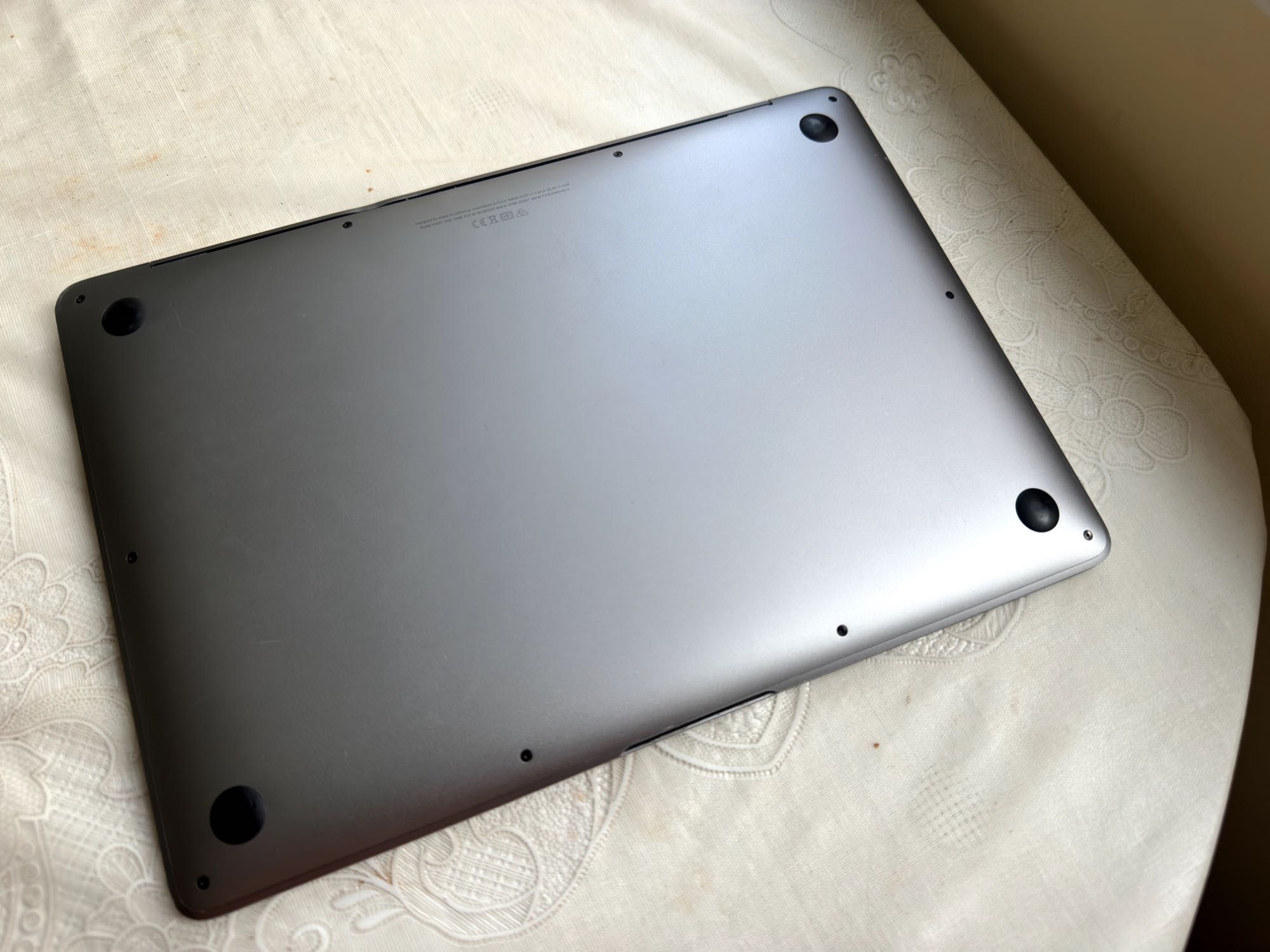 MacBook Air M1 в отлично състояние, батерия 86%
