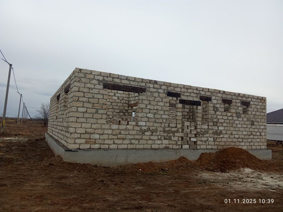 Ассалаумалеикум уи сатылады 12/14 биыл салынган тек тобеси жабылмаган.