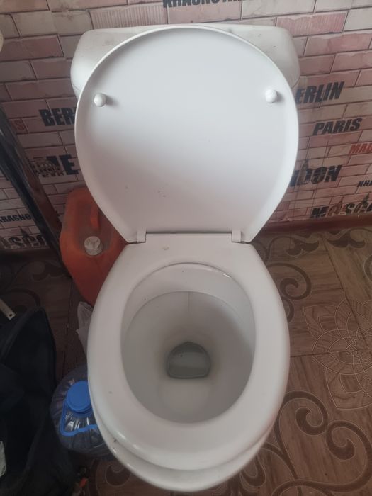 Унитаз белый рабочий