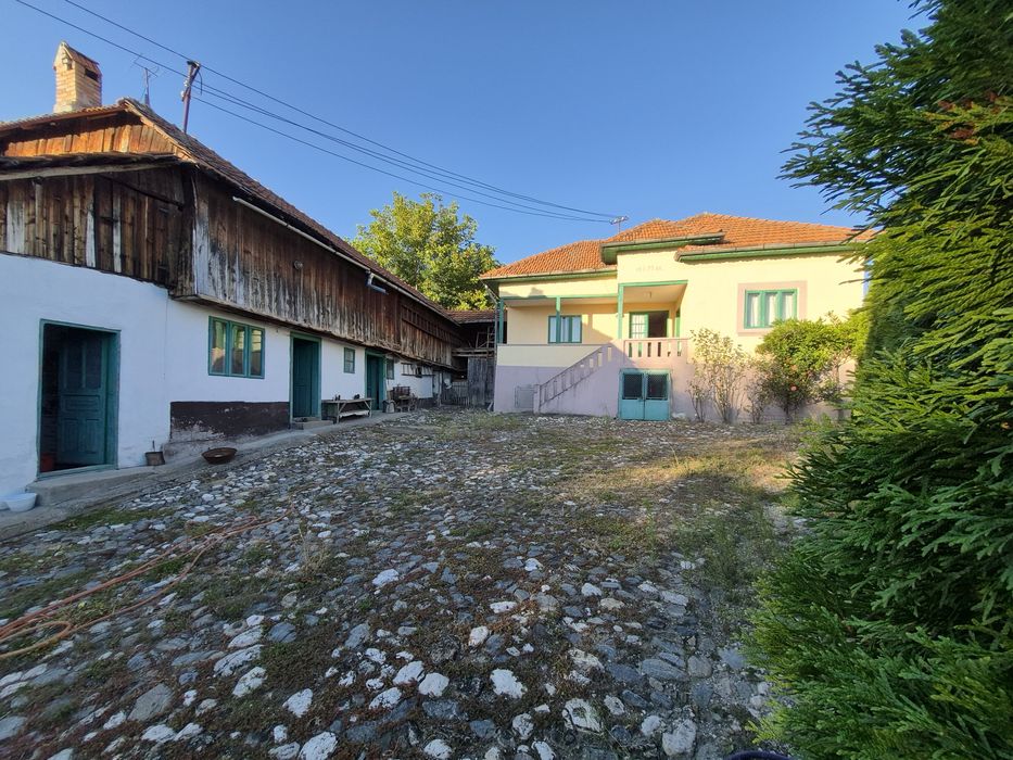 Vând casa în comuna Poienari de Muscel (centru)