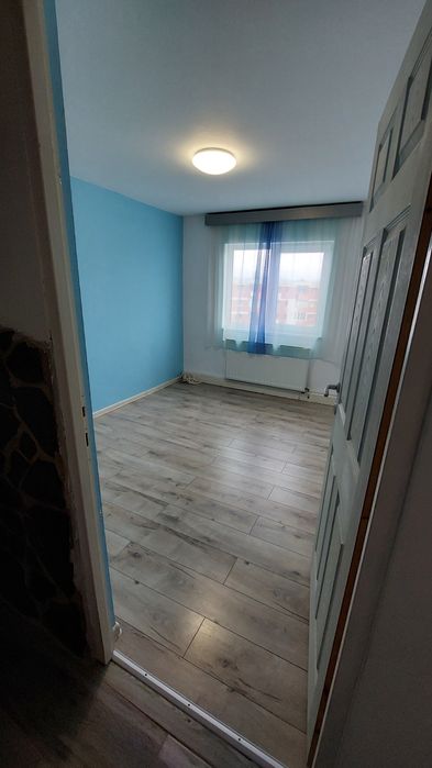 Vând apartament decomandat, 3 camere, 2 băi – 65 mp utili, balcon de 5