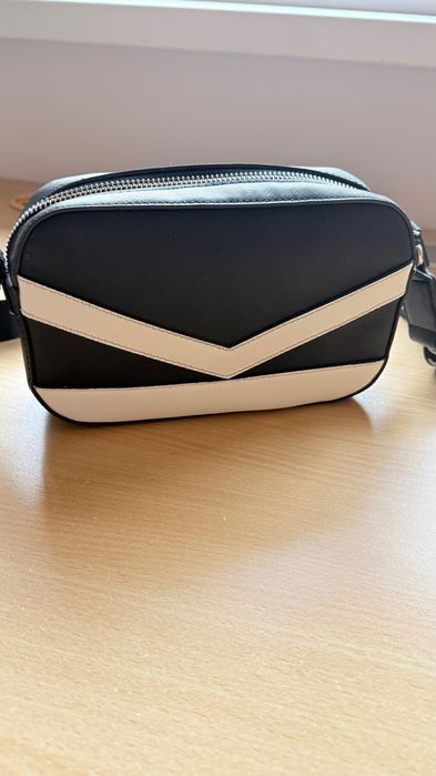 Чанта Guess Черно и Бяло