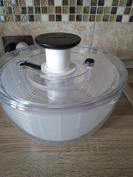 Uscător salată si verdețuri  OXO ( centrifugă )