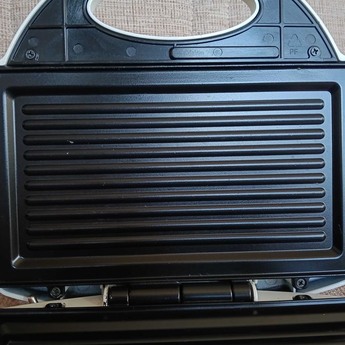 Сандвич-тостер преса Crown 750W, грил плоча, незалепващо покритие