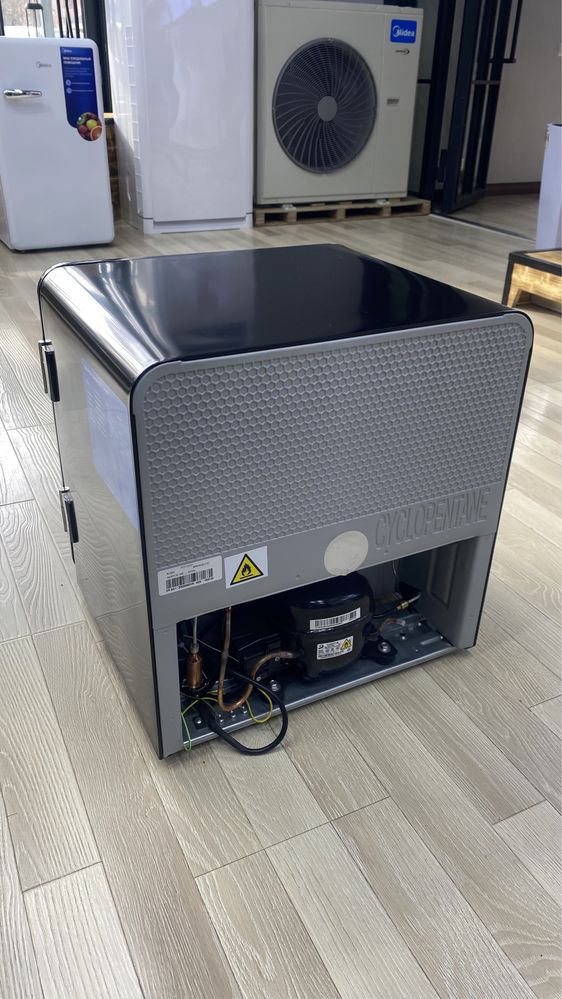 Мини Холодильник Midea модель MDRD86SLF30 (чёрный) на 47 литров
