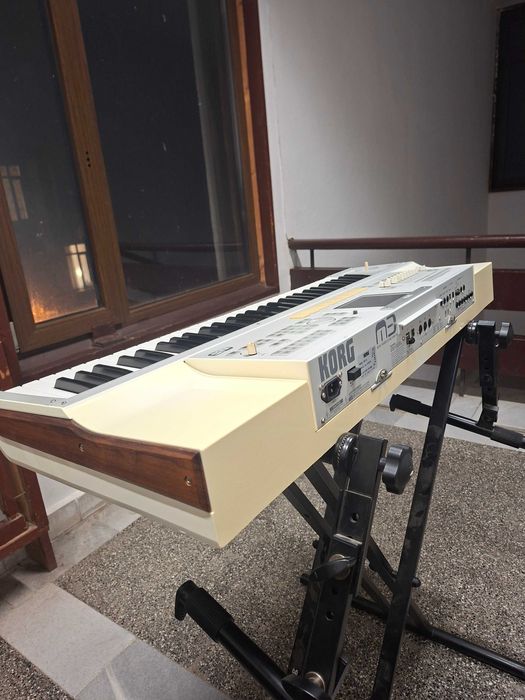 Продавам Корг М3