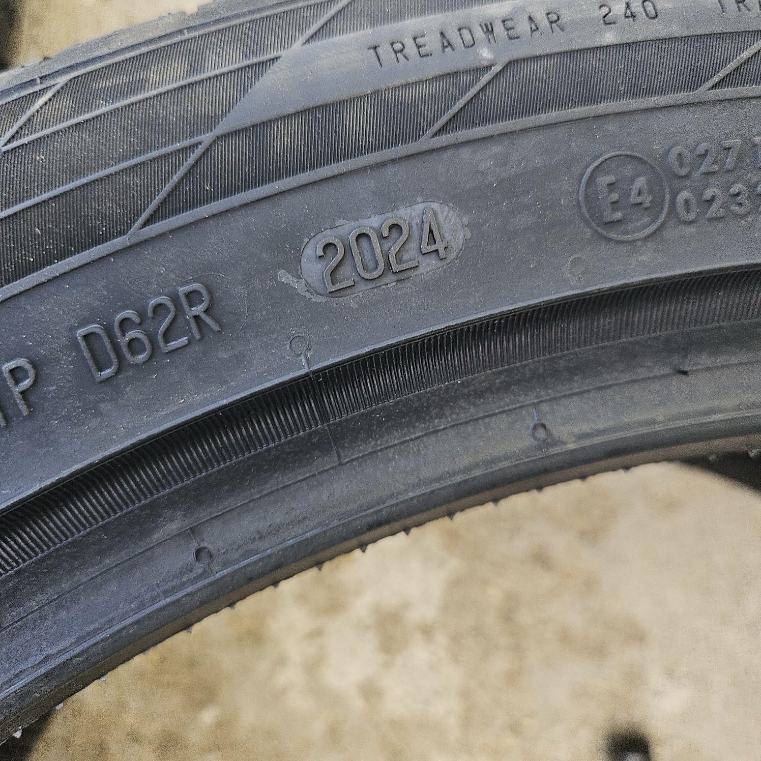 De vânzare 4 anvelope vara noi 285/40R22