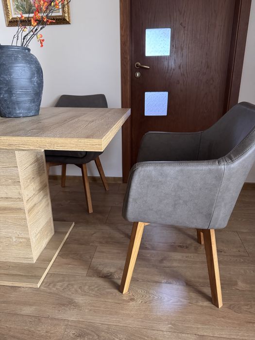 Два броя трапезни столове