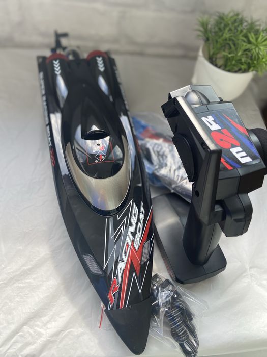 Lightning Racer – Бърза RC лодка 55 км/ч за водни приключения