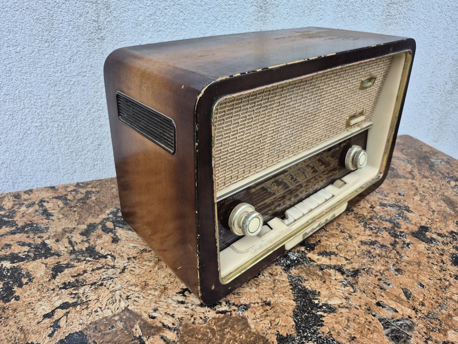 Vând 25 Radio lampi carcasa lemn&ebonita ani 1940-1980
