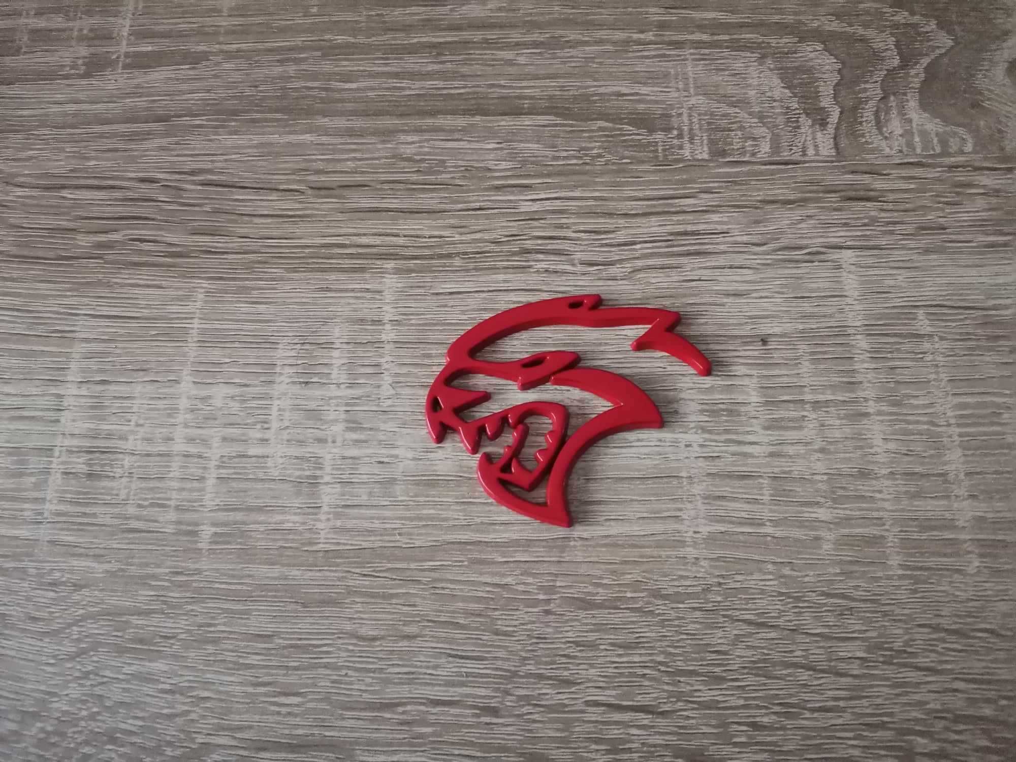 Hellcat лого червена емблема лява