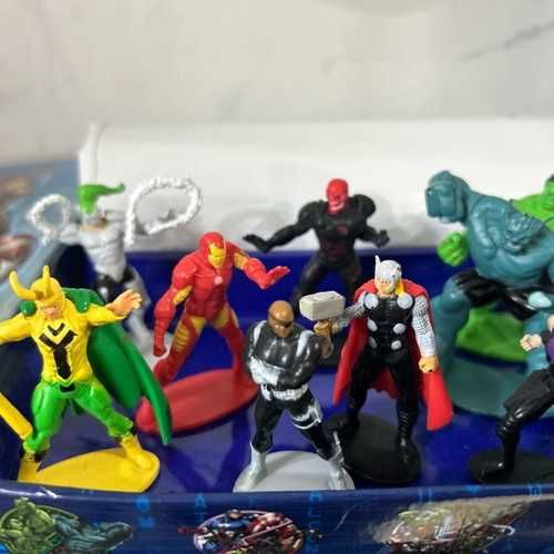 КнигаMarvel с 10 фигурки на немски