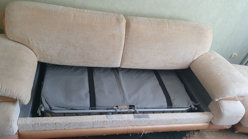 Продам диван мягкий.