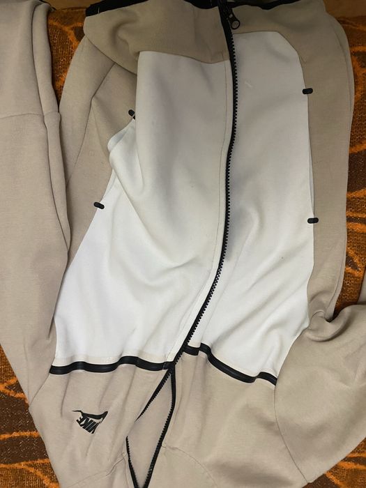 Оригинално горнище на NIKE бежаво