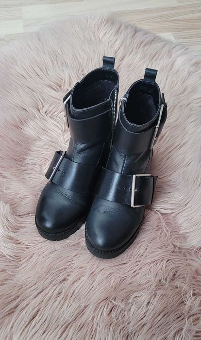 Ghete din piele, Stradivarius