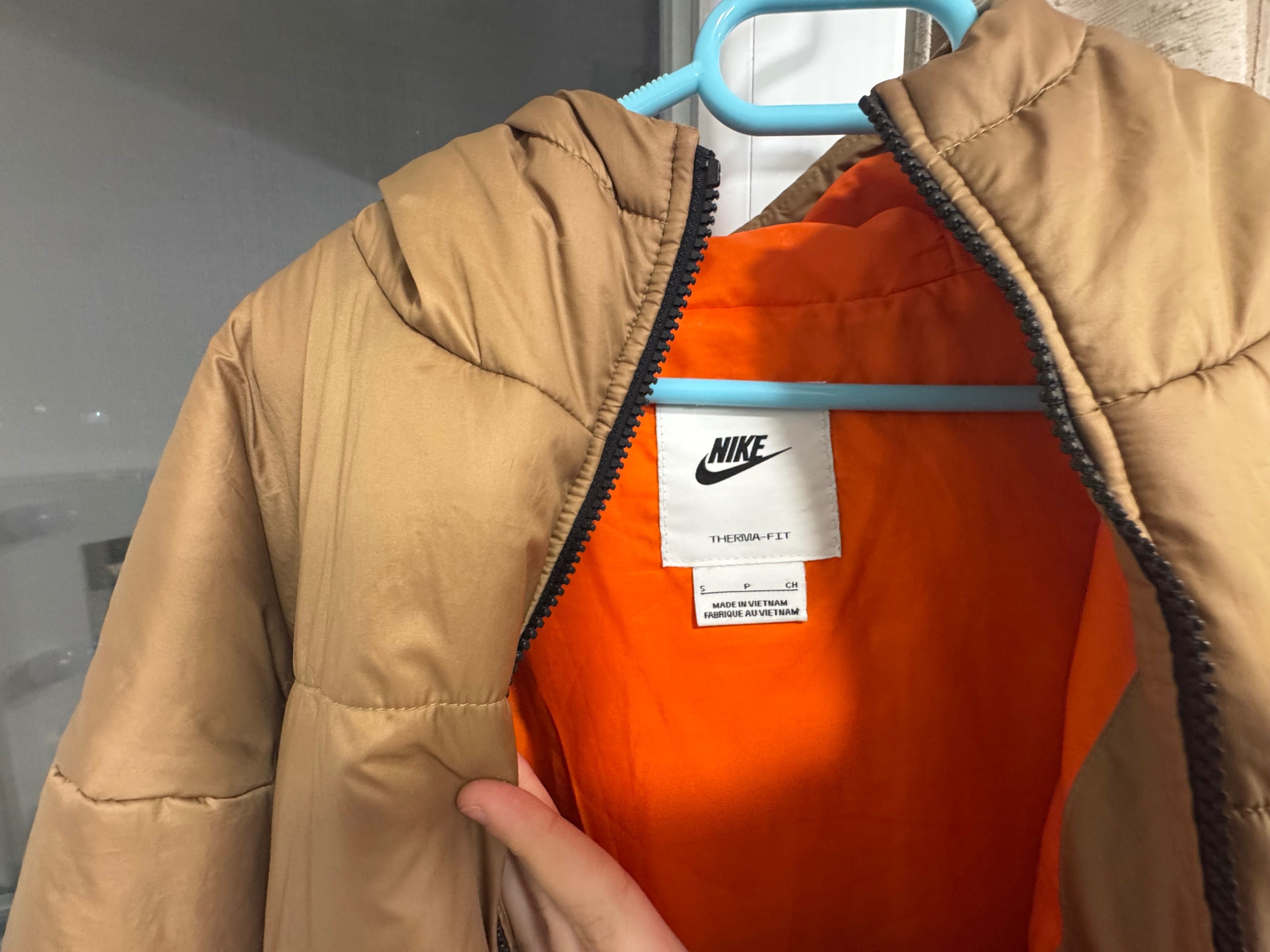 Зимно много запазено кафяво яке на nike